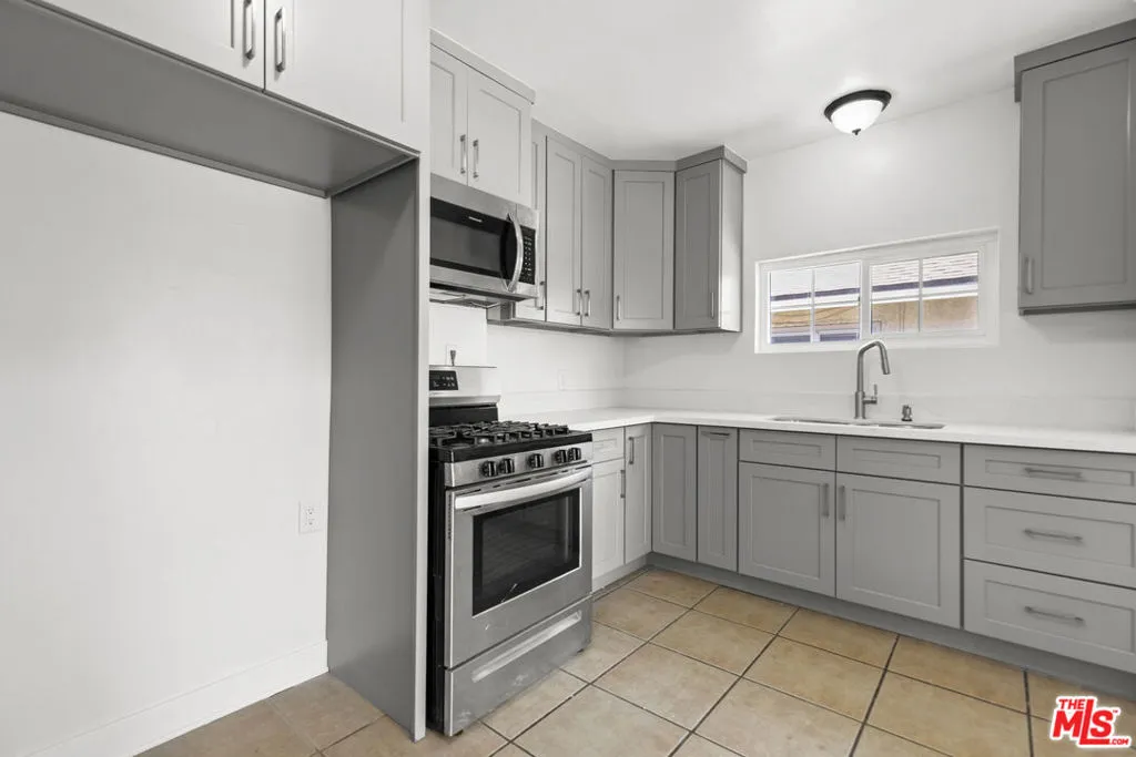 10823 Cantara Street, Sun Valley, California 91352 home-pic-23